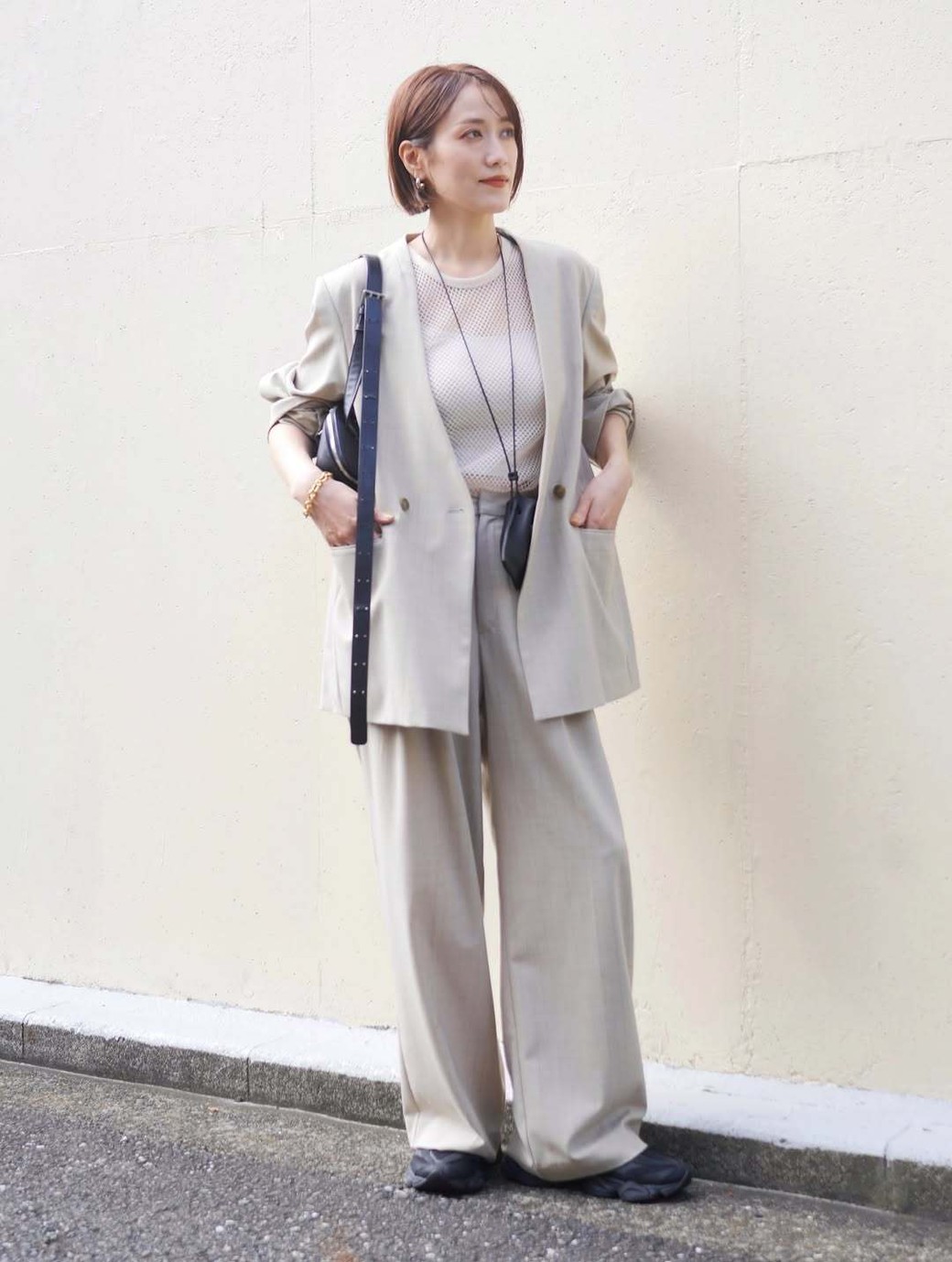 メッシュトップスがセクシーになりすぎないよう、マニッシュなジャケットでバランスよく。