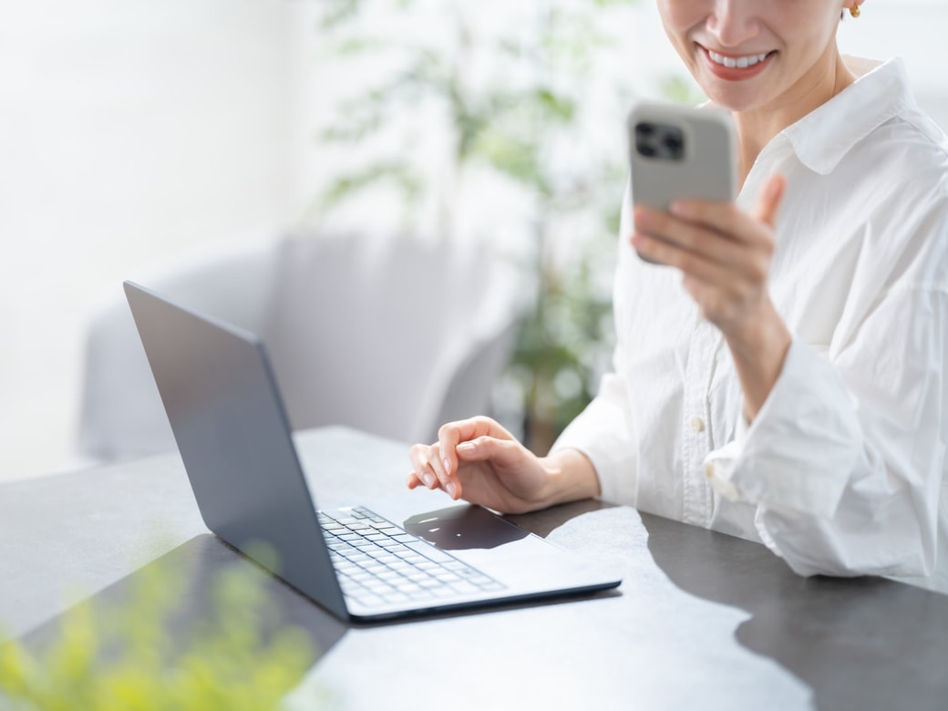 スマホを触る女性