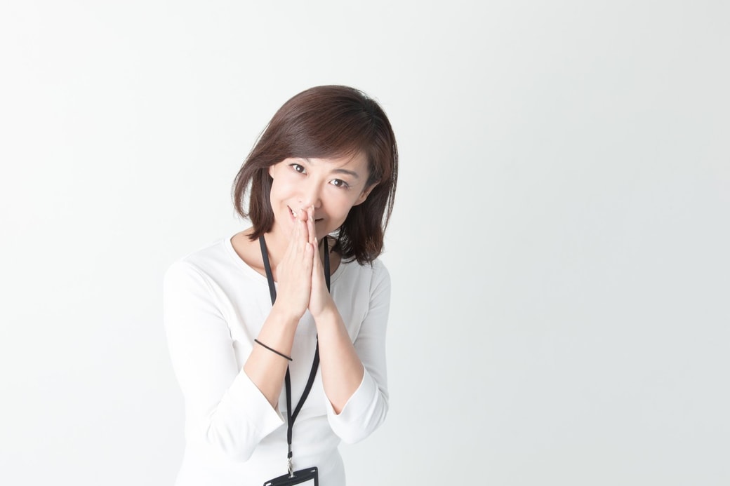 頼み事する女性