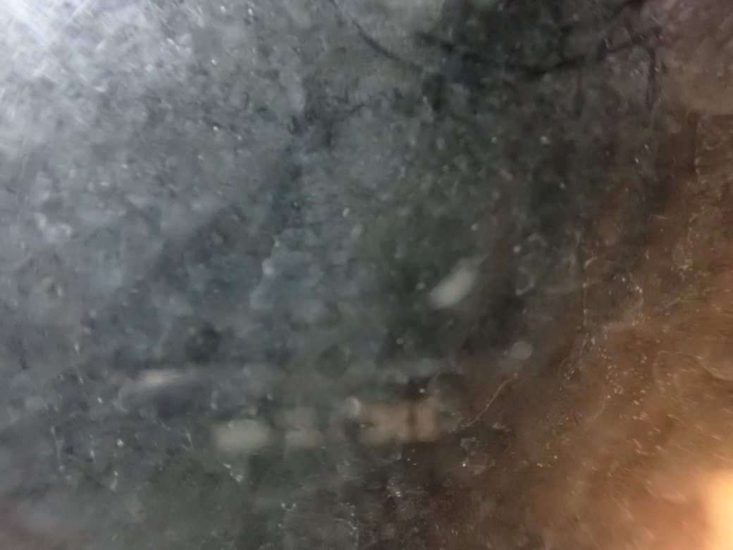 鏡にこびりついた水アカ