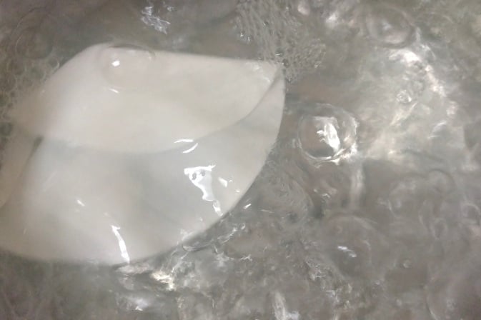 餃子の皮をゆでる
