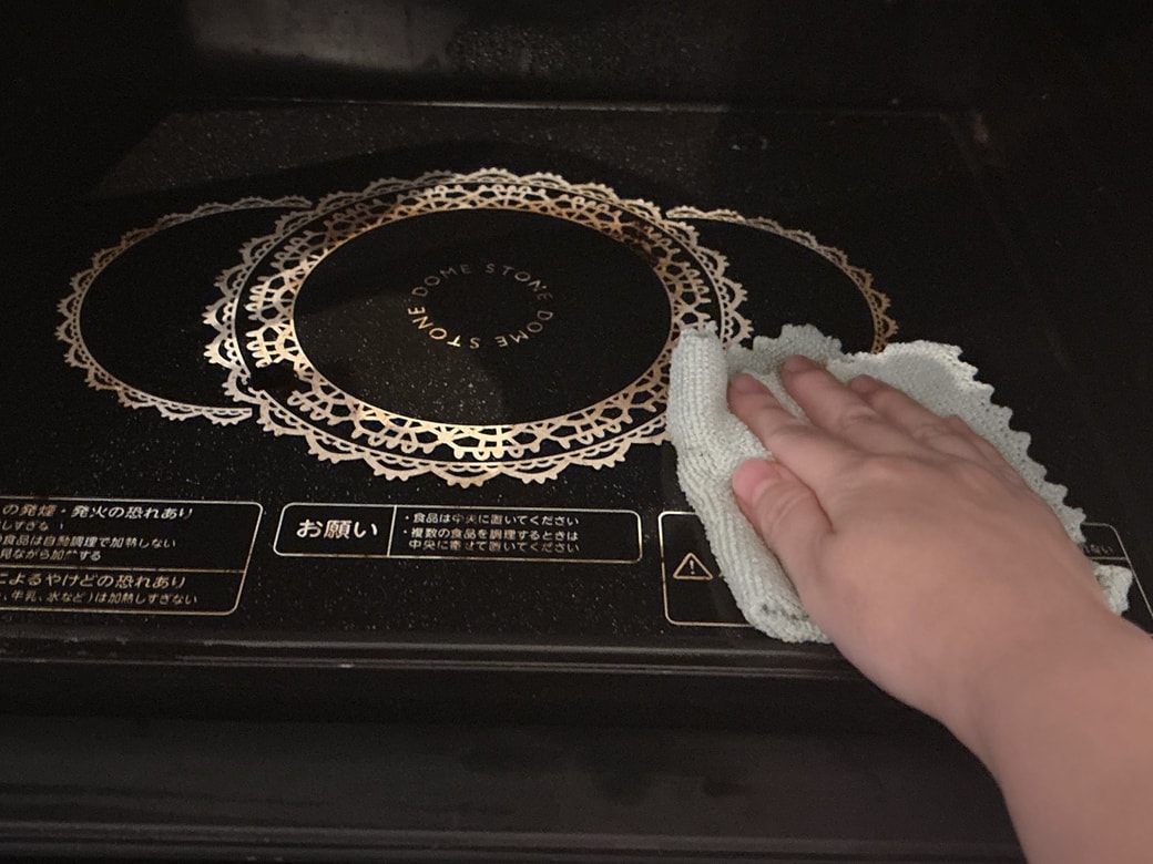 続いて庫内を拭き掃除する