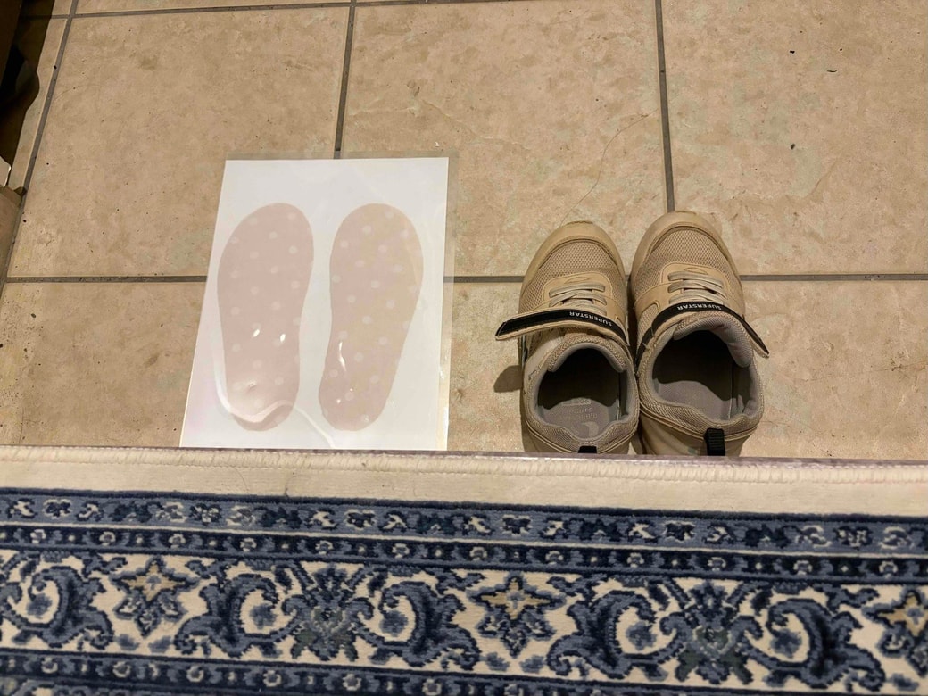 中敷のコピーをファイルに入れて玄関に置いているところ