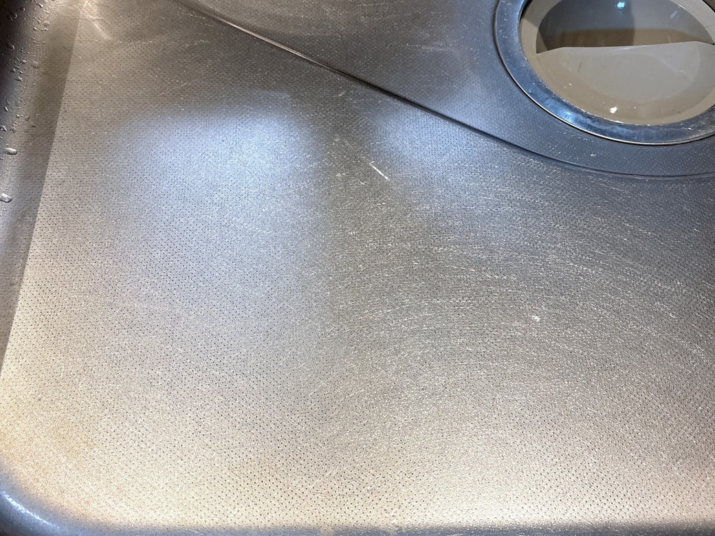 キッチンシンクを水で洗い流す