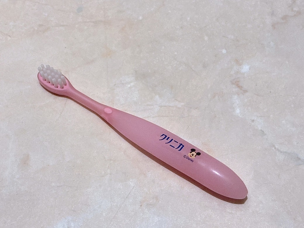 掃除に使う子ども用の「曲がる歯ブラシ」