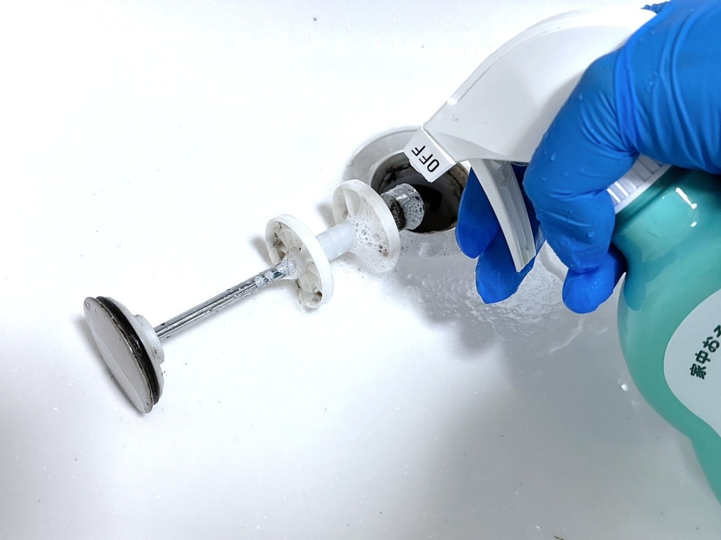 ヘアキャッチャーにウタマロクリーナーをスプレーする