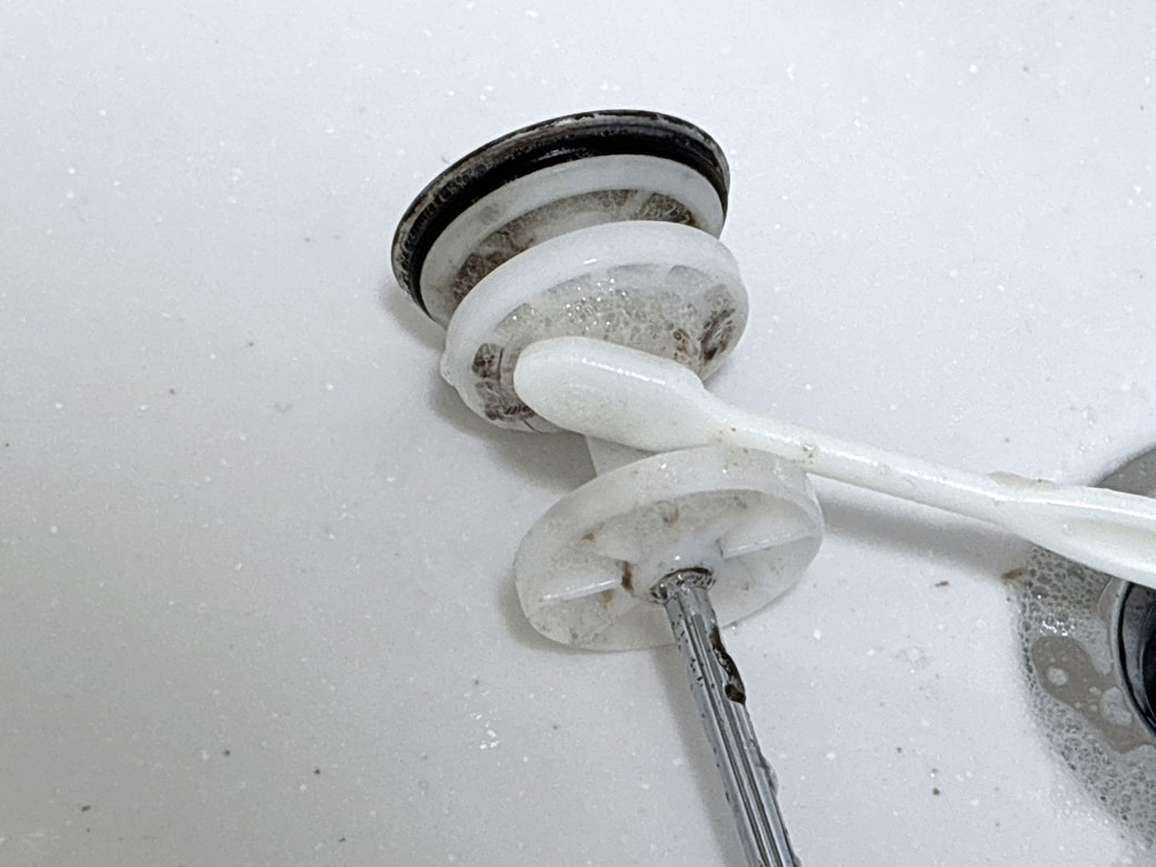 歯ブラシで汚れをこすり落とす