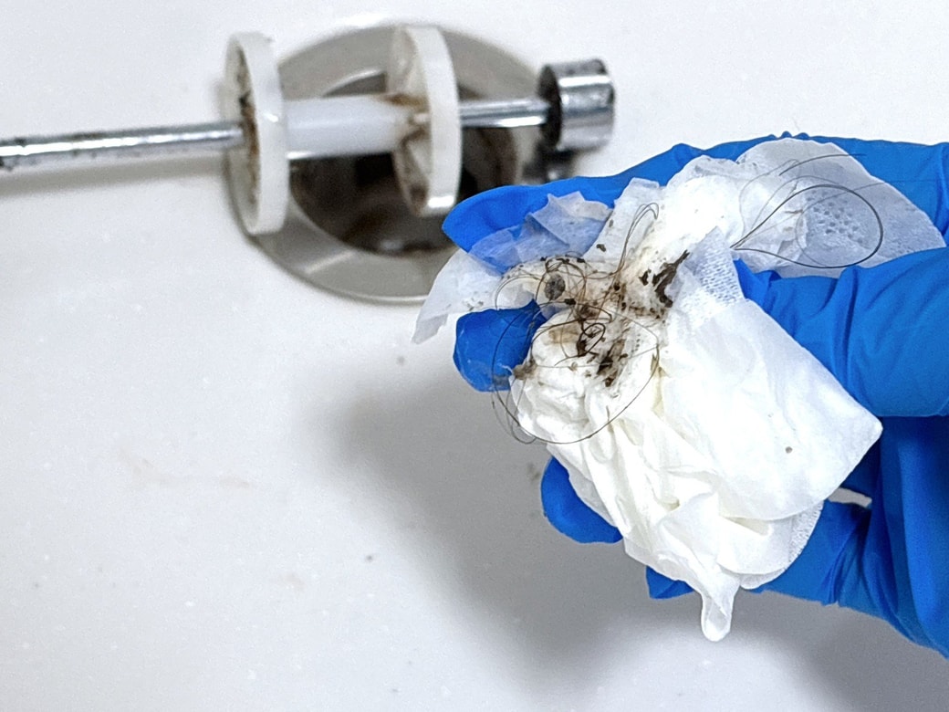 ヘアキャッチャーの汚れをティッシュで取り除く