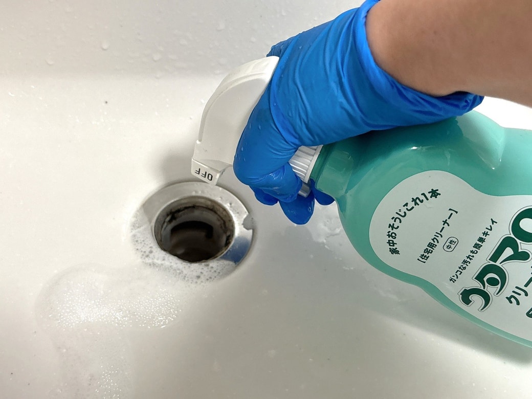 ウタマロクリーナーをスプレーする