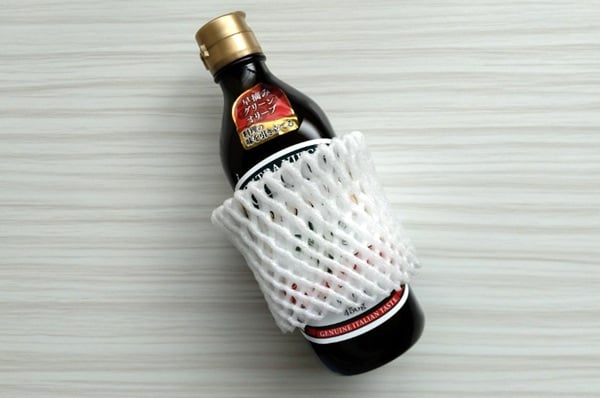 フルーツネットを取り付けたオリーブオイル