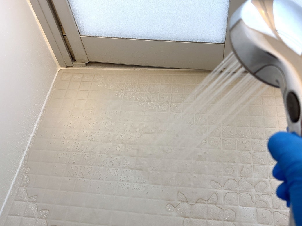 お風呂場の床にシャワーをかける