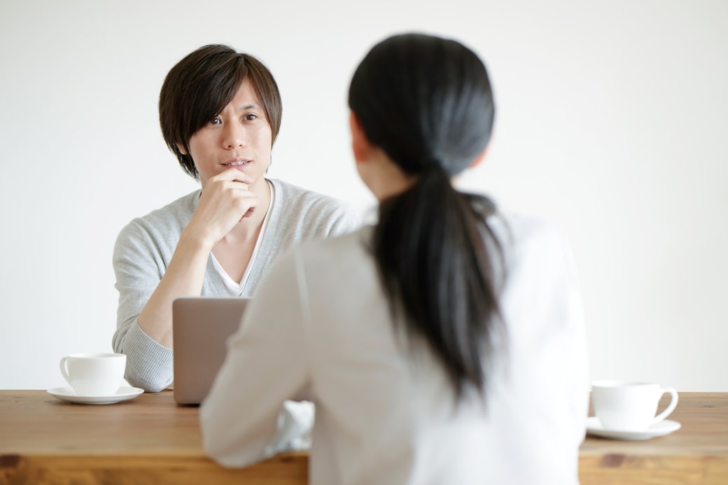 夫婦で会話する様子