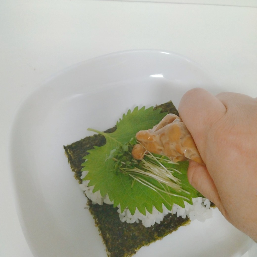 納豆の手巻きを作る人