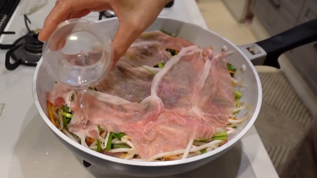 フライパンに水を入れる人