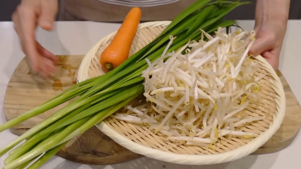 ザルに盛った野菜