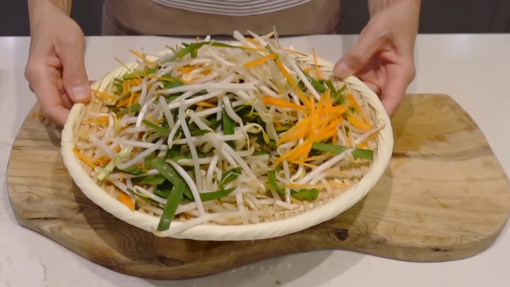 ニラを食べやすい大きさに切る人