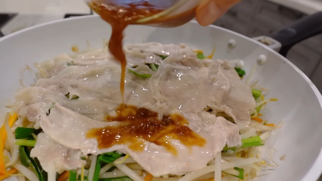 フライパンにタレをかける人