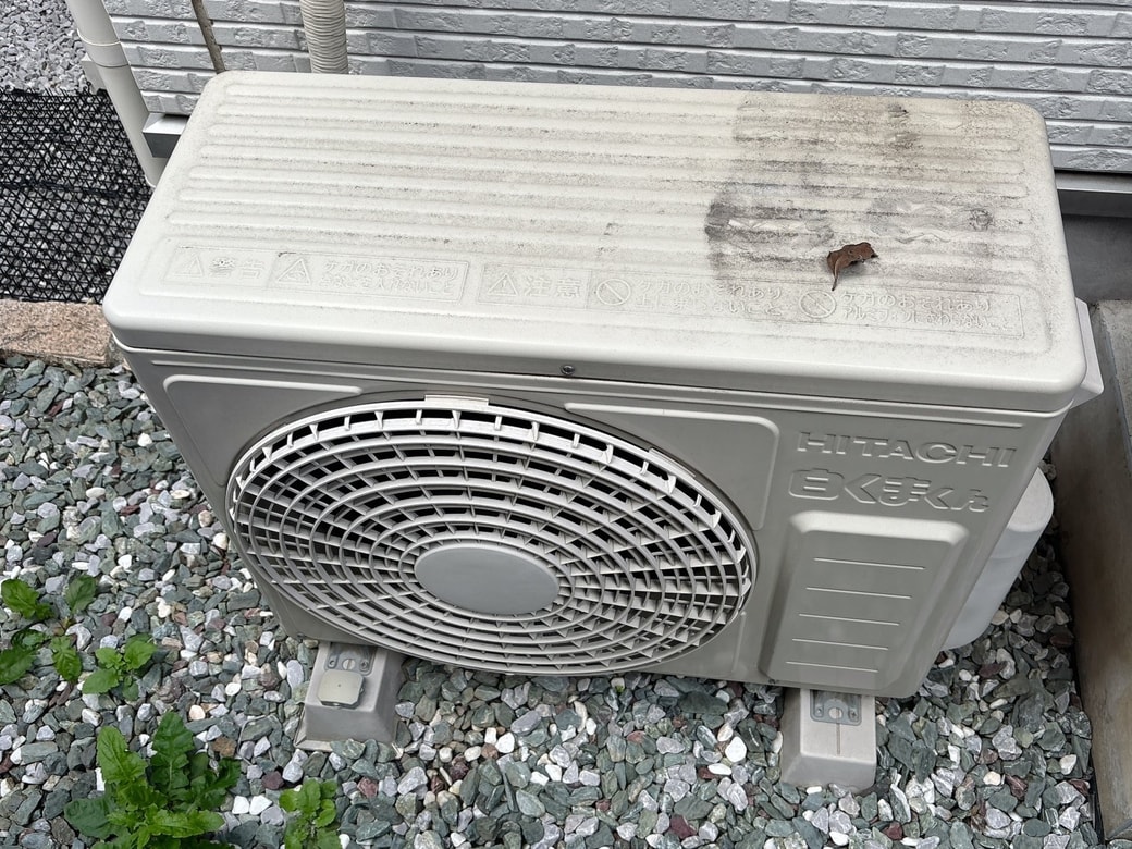 汚れている室外機