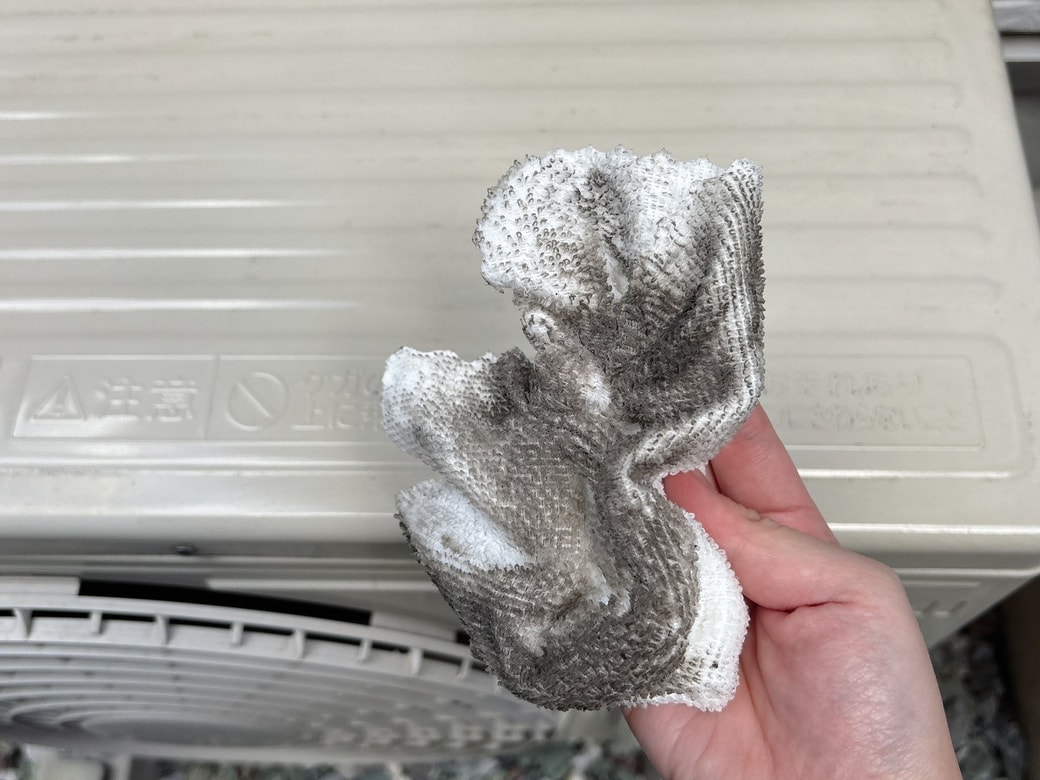 汚れを拭き取って黒くなった布