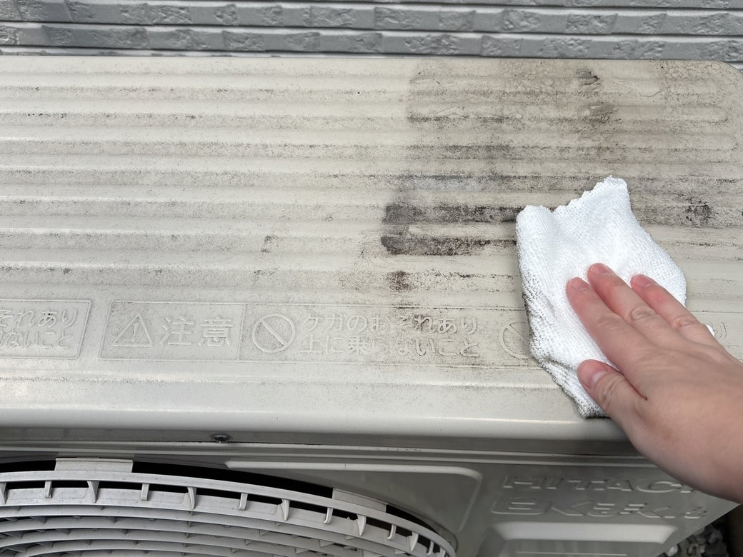 布で水拭きする