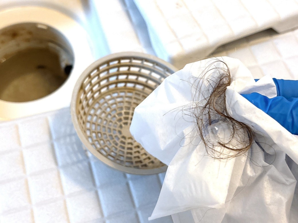 ヘアキャッチャーの汚れをティッシュで取り除く