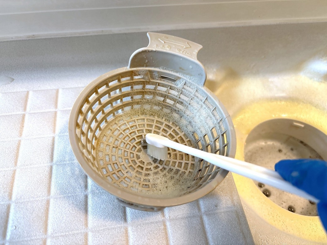 ヘアキャッチャーの汚れは歯ブラシでこすり落とす