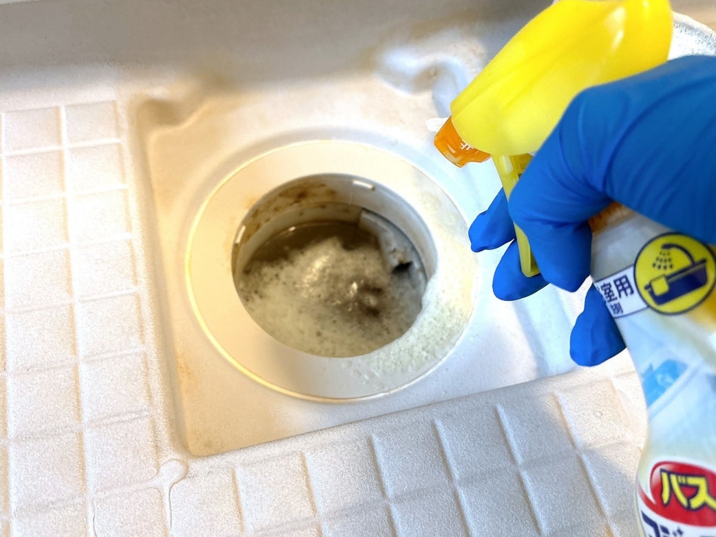 排水口にバスマジックリンをかける