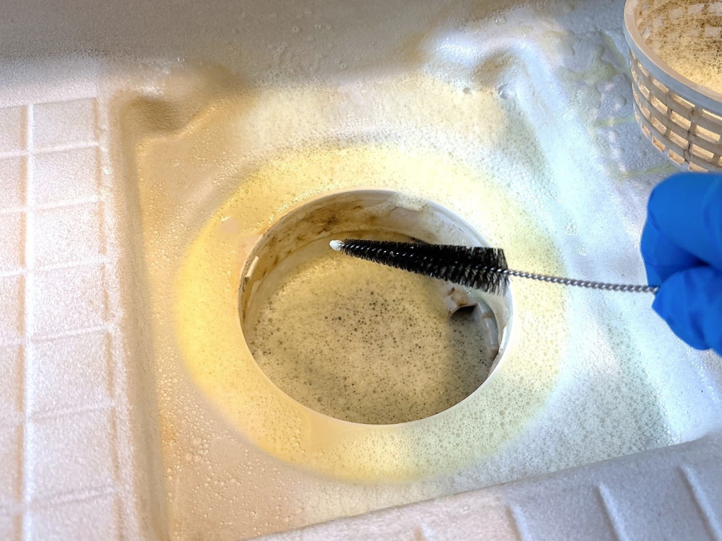 注ぎ口洗いブラシでこする