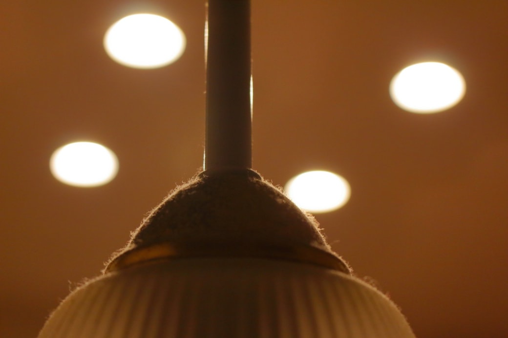 照明カバーのホコリを取り除く