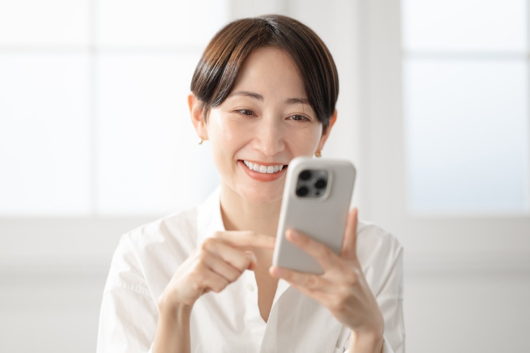 スマホを見る女性
