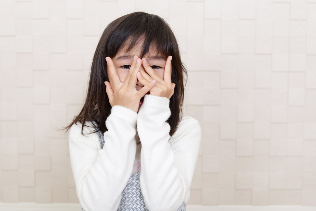 顔を隠す子ども