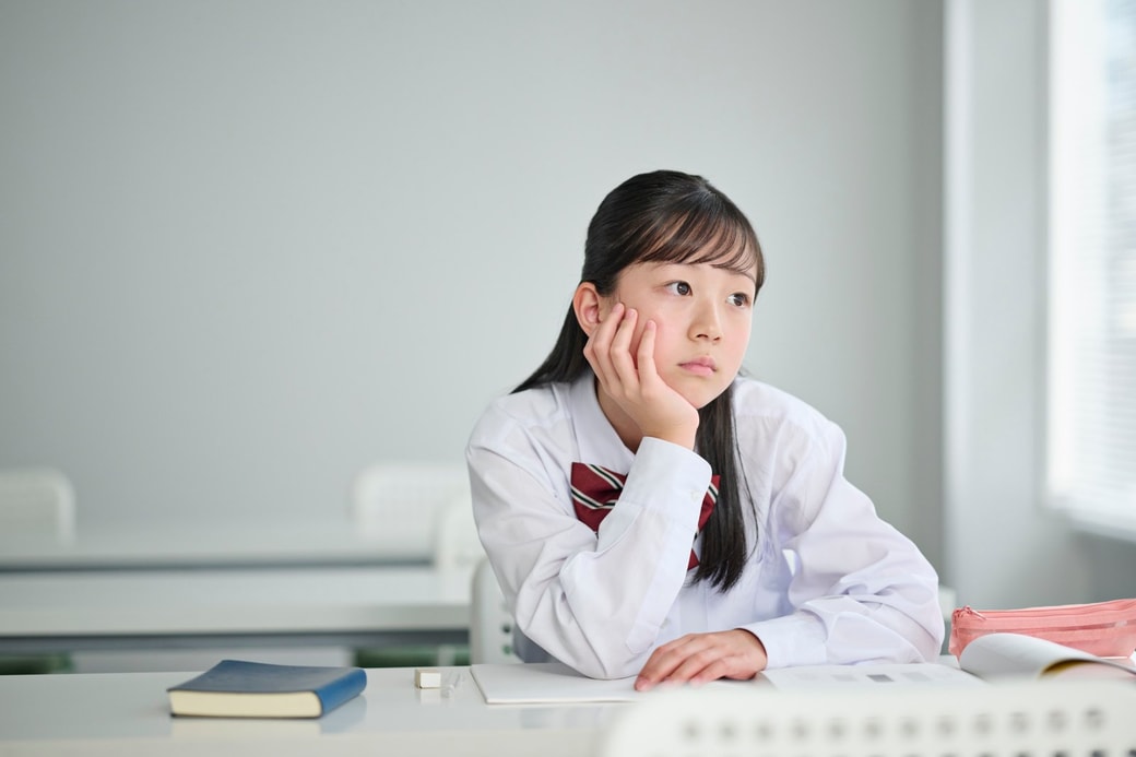 悩む女の子