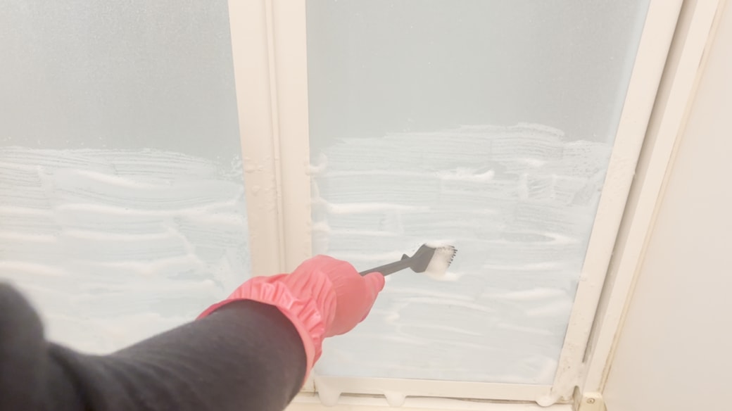 ハケを使って洗剤をのばす