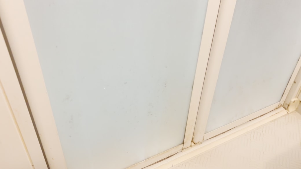 黒ずみが気になるお風呂のドアガラス