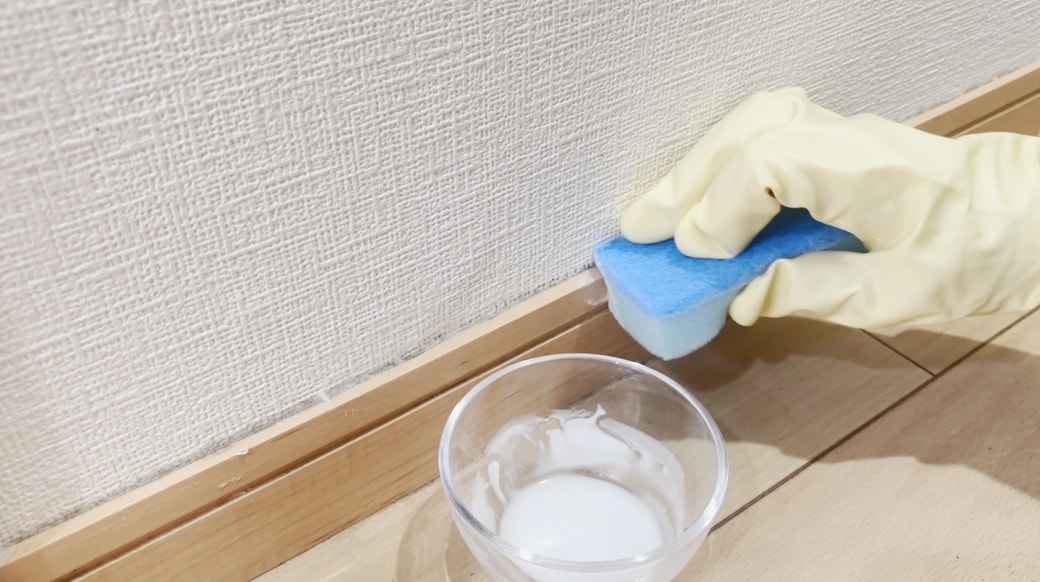 スポンジでやさしくこする