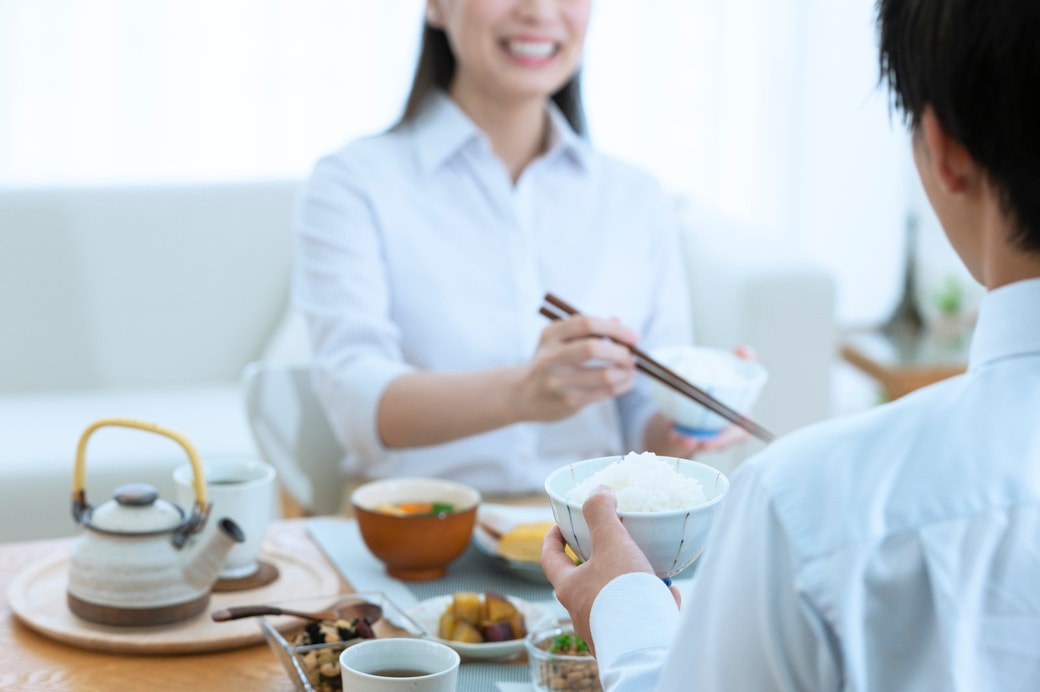 朝食を食べる夫婦
