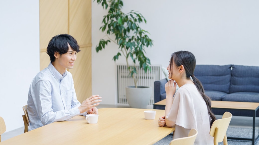 話し合う夫婦