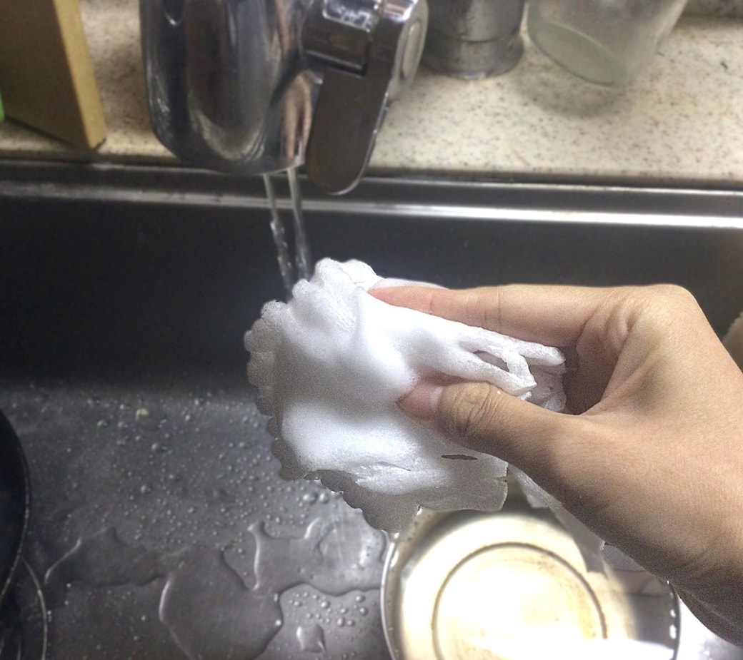 フルーツネットで鍋を洗う