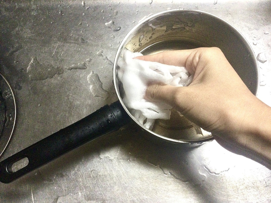 フルーツネットで鍋を洗う