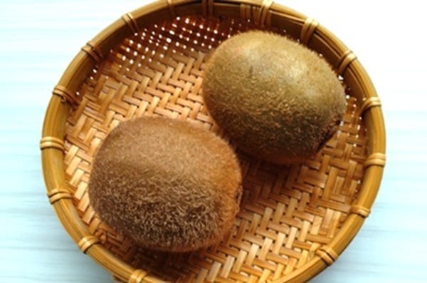 ザルに入れたキウイ