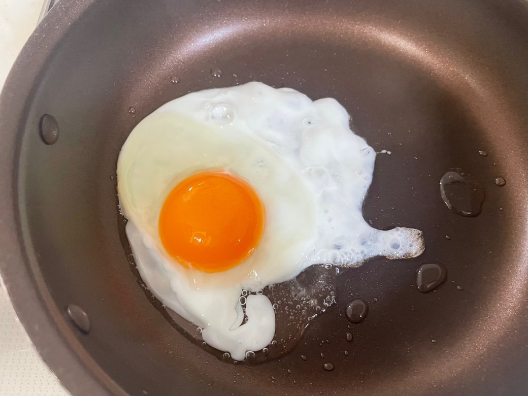 白身が飛び出てしまう目玉焼き