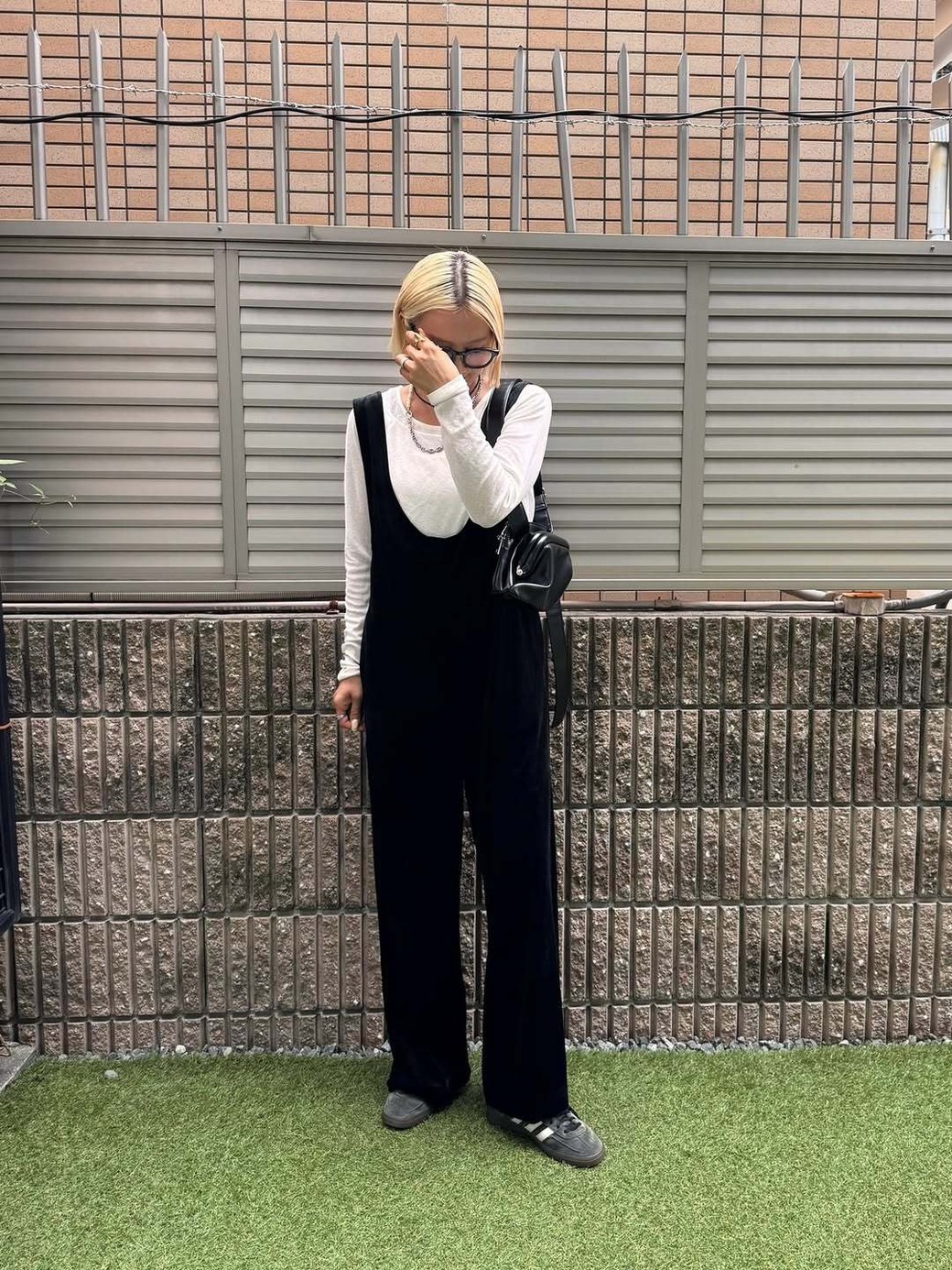 重くなりがちなベロア素材には白トップス合わせでバランスよく。