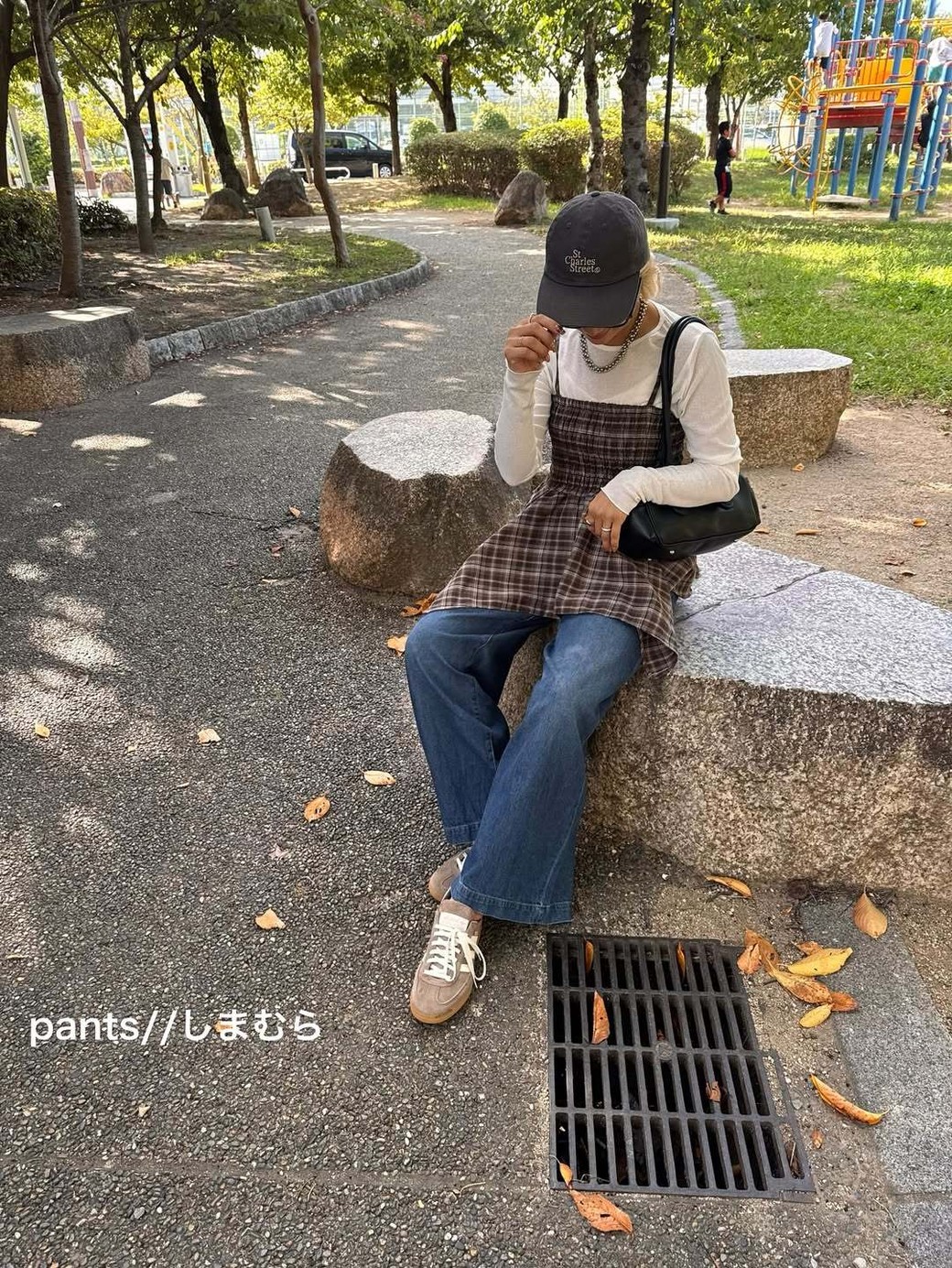 チェック柄を引き立てるため、小物はシンプルにまとめて。