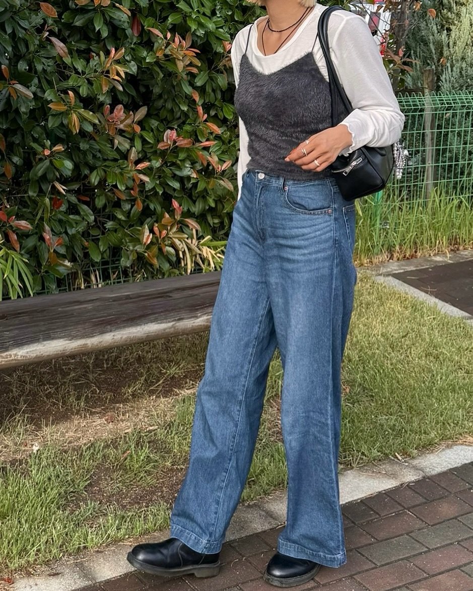 キャミソールのレイヤードスタイルで旬の着こなしに。