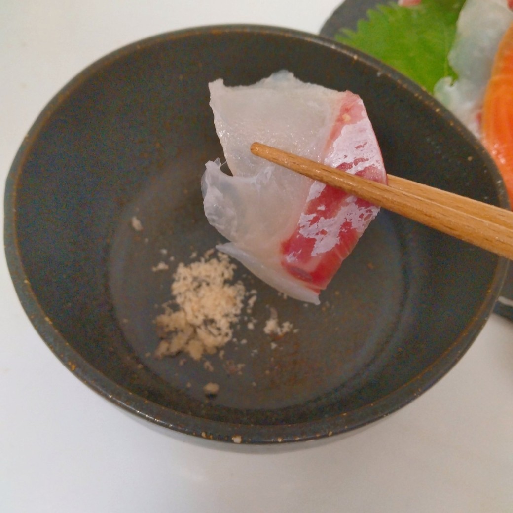 塩昆布の粉にお刺身をつけて食べる人