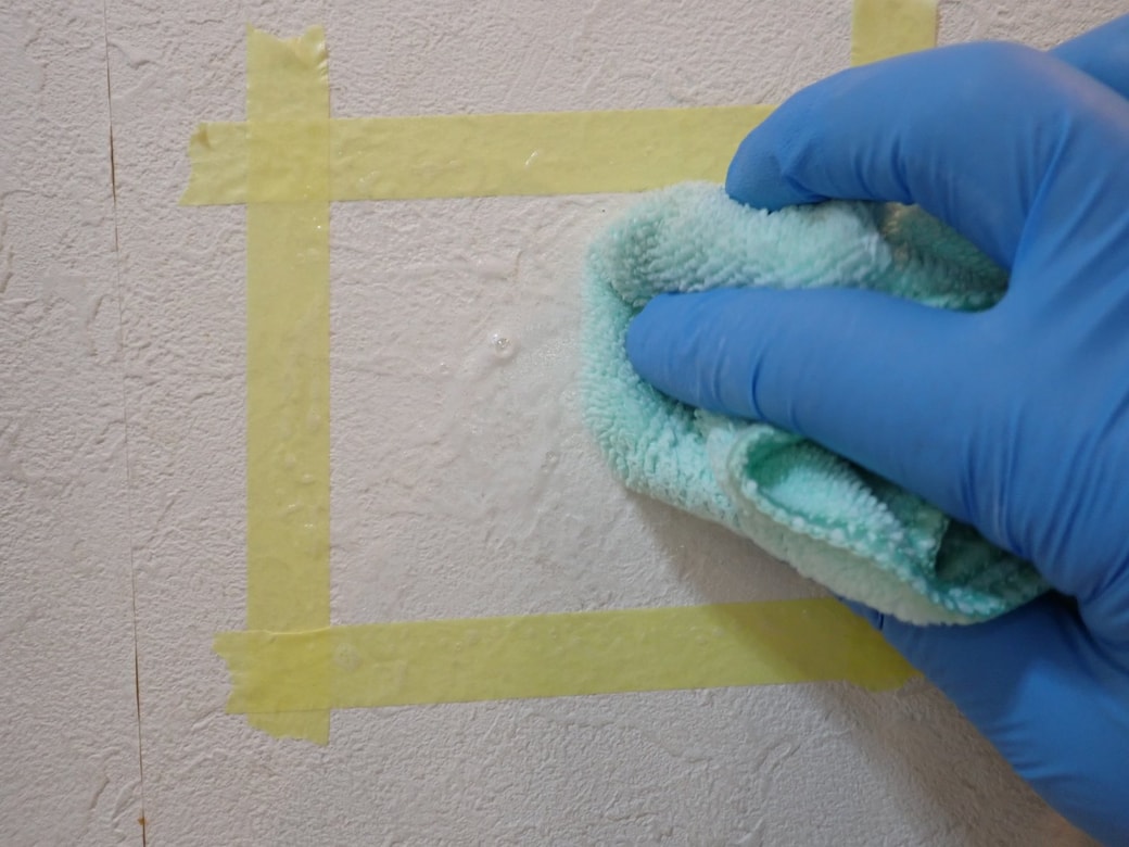 叩くように拭いていく