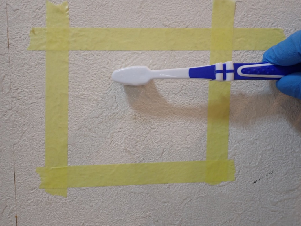 歯ブラシでこする