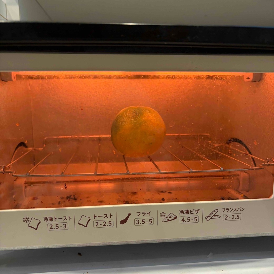 みかんをトースターであたためているところ