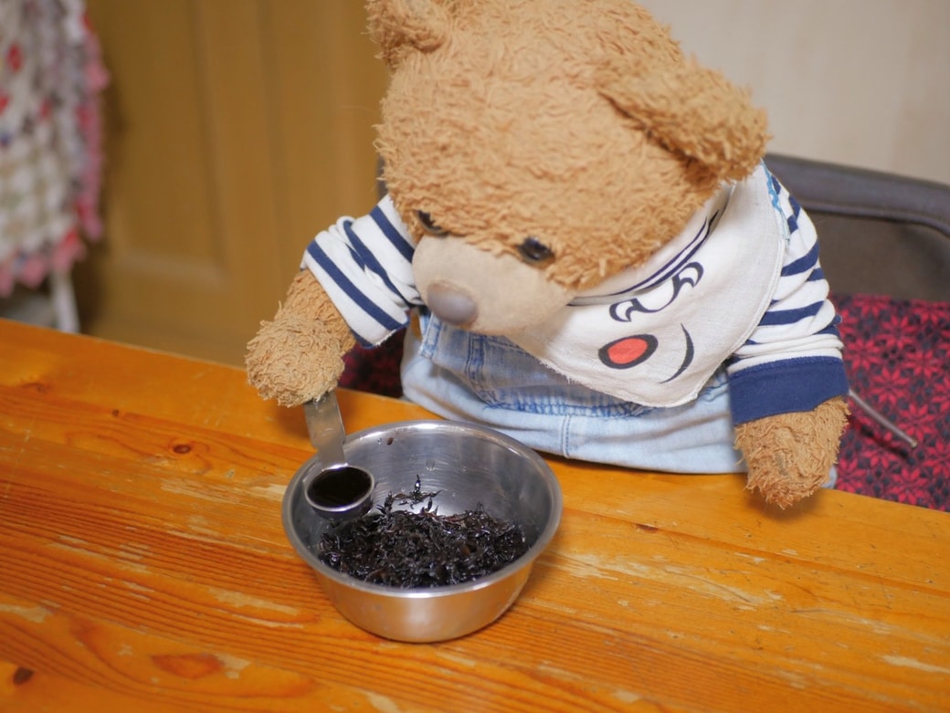 ひじきに醤油を混ぜるところ