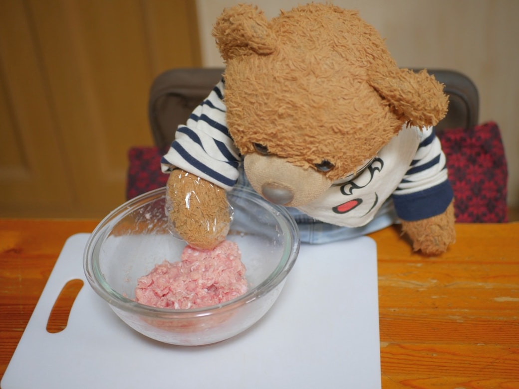 ミンチをこねるくまくん